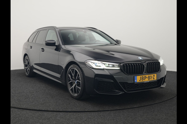 BMW 5 Serie Touring 530e M Sport Plug In Hybrid 293pk Dealer O.H PHEV | Sfeerverlichting | Lederen Sportstoelen Verwarmd | Apple Carplay | Cruise Control | Camera | Blis | Navigatie | DAB |