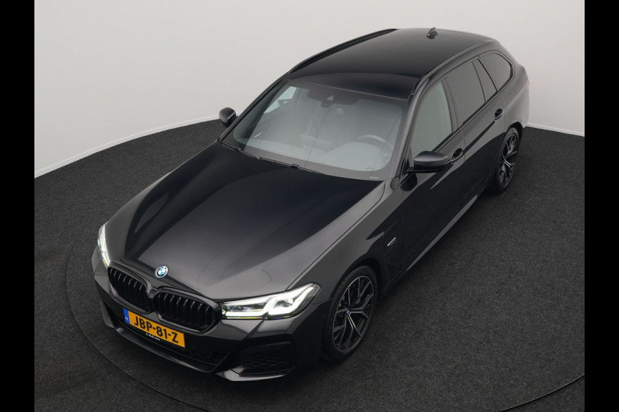 BMW 5 Serie Touring 530e M Sport Plug In Hybrid 293pk Dealer O.H PHEV | Sfeerverlichting | Lederen Sportstoelen Verwarmd | Apple Carplay | Cruise Control | Camera | Blis | Navigatie | DAB |
