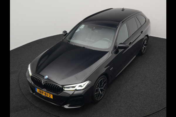 BMW 5 Serie Touring 530e M Sport Plug In Hybrid 293pk Dealer O.H PHEV | Sfeerverlichting | Lederen Sportstoelen Verwarmd | Apple Carplay | Cruise Control | Camera | Blis | Navigatie | DAB |