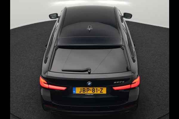 BMW 5 Serie Touring 530e M Sport Plug In Hybrid 293pk Dealer O.H PHEV | Sfeerverlichting | Lederen Sportstoelen Verwarmd | Apple Carplay | Cruise Control | Camera | Blis | Navigatie | DAB |