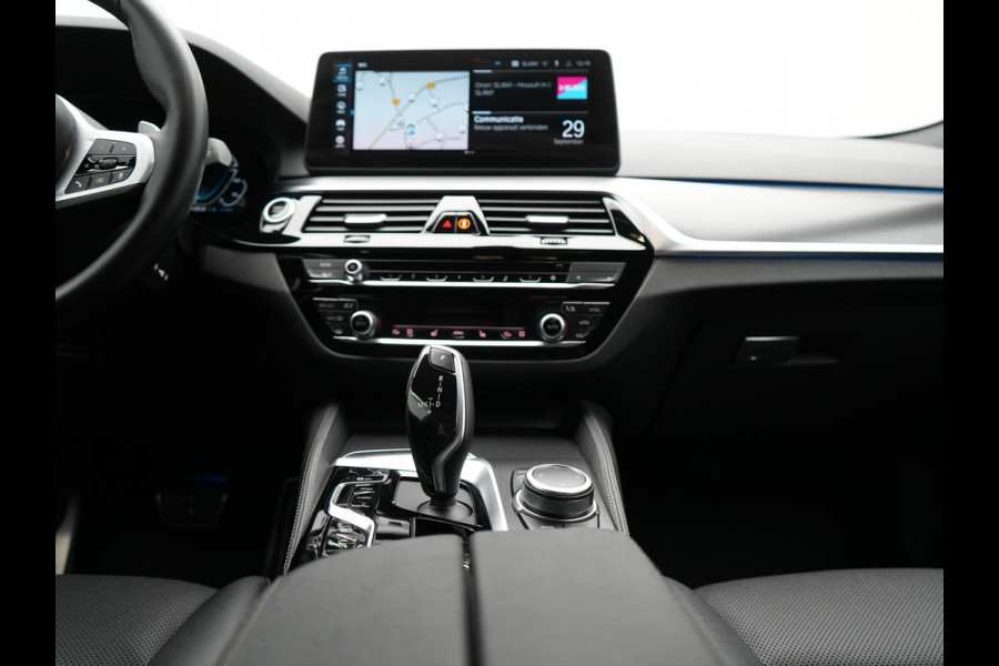 BMW 5 Serie Touring 530e M Sport Plug In Hybrid 293pk Dealer O.H PHEV | Sfeerverlichting | Lederen Sportstoelen Verwarmd | Apple Carplay | Cruise Control | Camera | Blis | Navigatie | DAB |