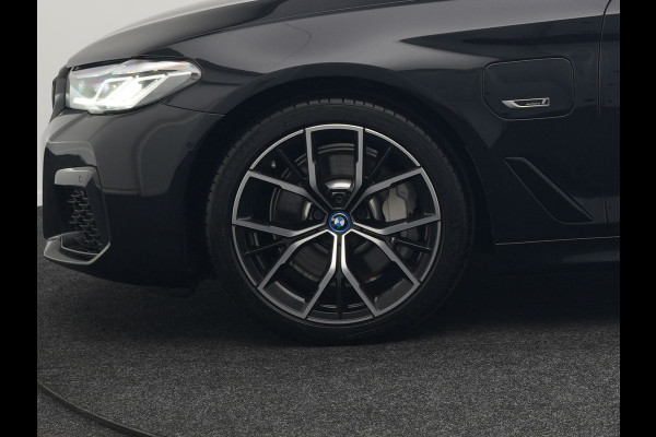 BMW 5 Serie Touring 530e M Sport Plug In Hybrid 293pk Dealer O.H PHEV | Sfeerverlichting | Lederen Sportstoelen Verwarmd | Apple Carplay | Cruise Control | Camera | Blis | Navigatie | DAB |