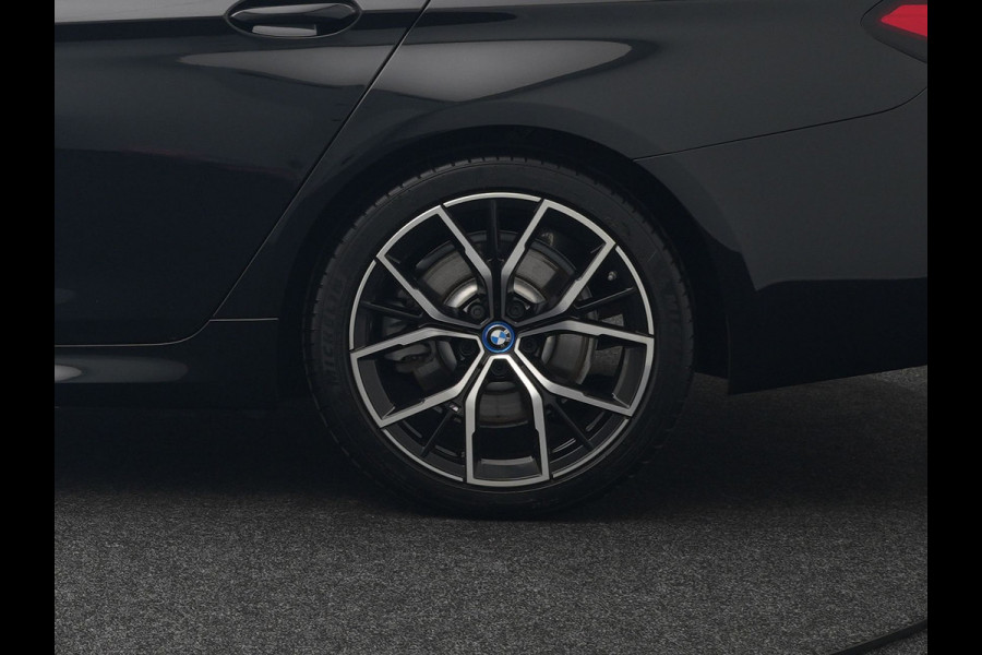 BMW 5 Serie Touring 530e M Sport Plug In Hybrid 293pk Dealer O.H PHEV | Sfeerverlichting | Lederen Sportstoelen Verwarmd | Apple Carplay | Cruise Control | Camera | Blis | Navigatie | DAB |