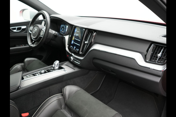 Volvo XC60 T8 Twin Engine AWD R-Design Plug in Hybrid 391pk PHEV | Trekhaak af Fabriek | Panodak | Pilot Assist | Adaptive Cruise | 360 Camera | Carplay | Keyless |