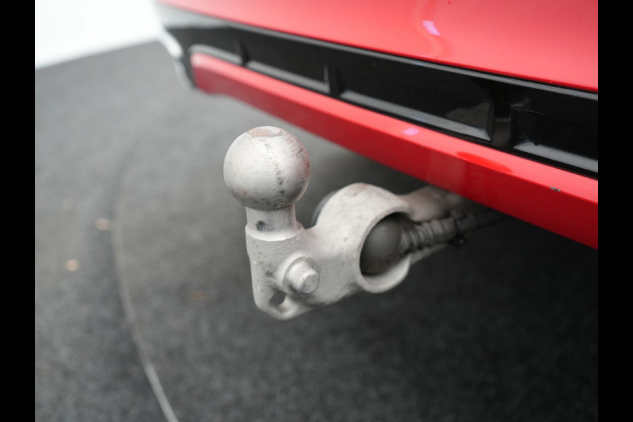 Volvo XC60 T8 Twin Engine AWD R-Design Plug in Hybrid 391pk PHEV | Trekhaak af Fabriek | Panodak | Pilot Assist | Adaptive Cruise | 360 Camera | Carplay | Keyless |