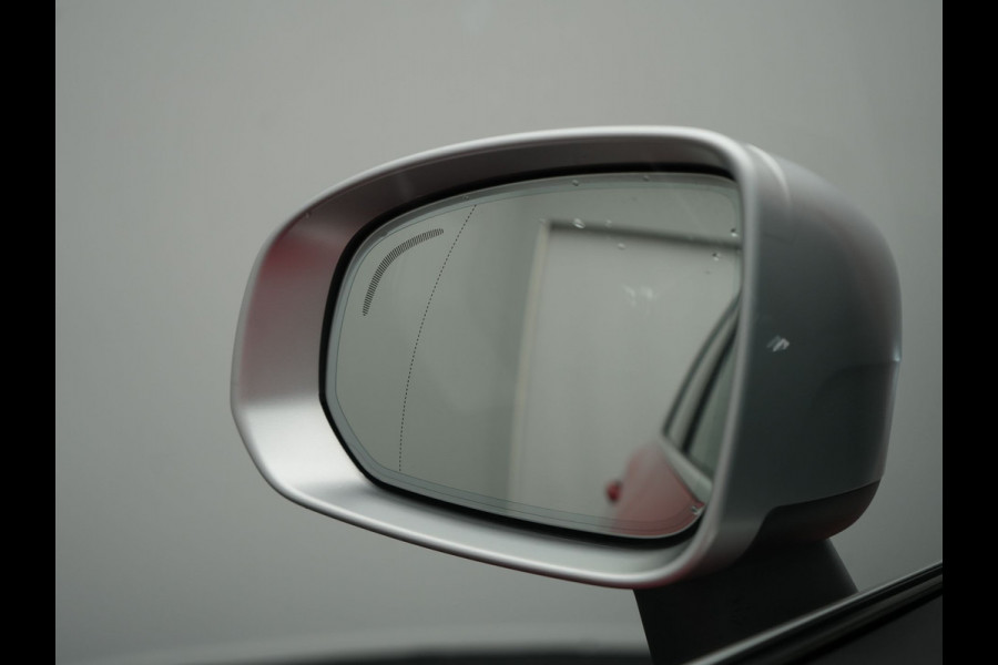 Volvo XC60 T8 Twin Engine AWD R-Design Plug in Hybrid 391pk PHEV | Trekhaak af Fabriek | Panodak | Pilot Assist | Adaptive Cruise | 360 Camera | Carplay | Keyless |