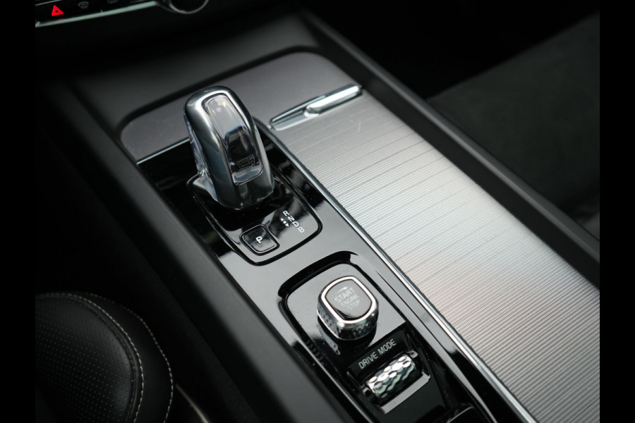 Volvo XC60 T8 Twin Engine AWD R-Design Plug in Hybrid 391pk PHEV | Trekhaak af Fabriek | Panodak | Pilot Assist | Adaptive Cruise | 360 Camera | Carplay | Keyless |