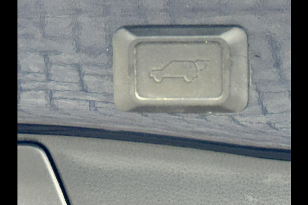 Toyota RAV4 2.5 Hybrid AWD Bi-Tone Adaptive cruise Climate control LED Apple / Android Draadloos telefoonladen Achteruitrijcamera