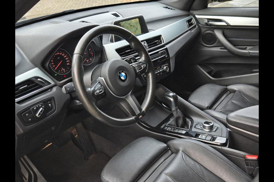 BMW X1 sDrive20i M SPORT | LEDER | TREKHAAK | NAVIGATIE | STOEL- STUURWIELVERWARMING | ELEKTR. KOFFERKLEP |