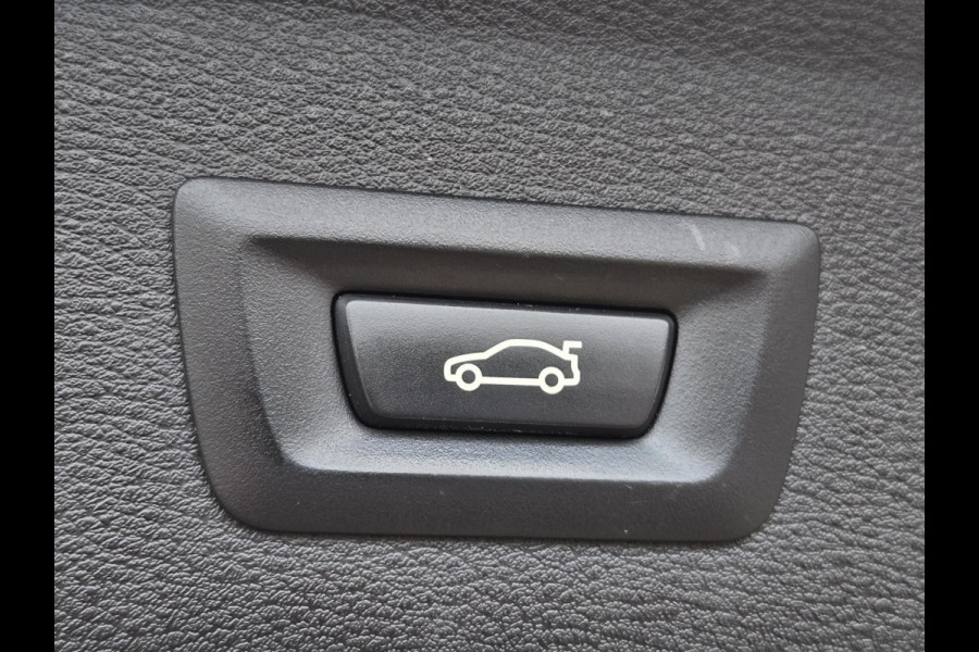 BMW X1 sDrive20i M SPORT | LEDER | TREKHAAK | NAVIGATIE | STOEL- STUURWIELVERWARMING | ELEKTR. KOFFERKLEP |