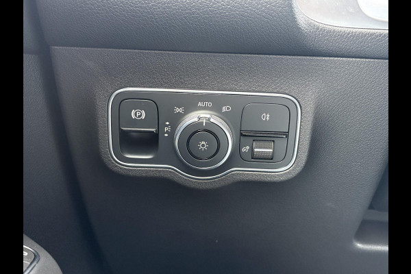 Mercedes-Benz Glb 200 Business Solution Luxury 163pk | Dodehoeksensoren | Elektrische Achterklep | Volledig Leder | Stoelverwarming | Achteruitrijcamera | Eerste eigenaar