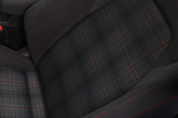 Volkswagen Golf 2.0 TSI GTI *Pano*Camera*Stoel- Stuurverwarming*