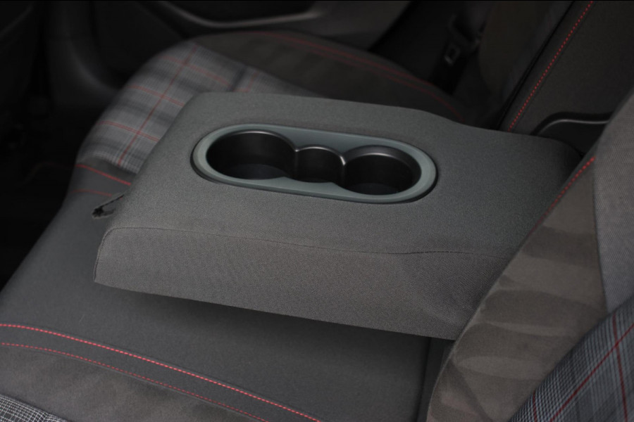 Volkswagen Golf 2.0 TSI GTI *Pano*Camera*Stoel- Stuurverwarming*