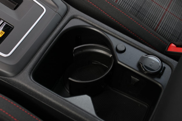 Volkswagen Golf 2.0 TSI GTI *Pano*Camera*Stoel- Stuurverwarming*