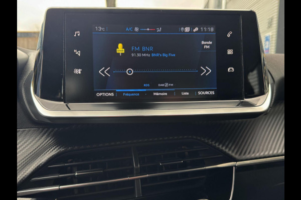 Peugeot 208 1.2 PureTech OutLaw Edition- Navigatie / Apple CarPlay I Airco I 18 inch Sport velgen I LED I PDC I Dealer onderhouden