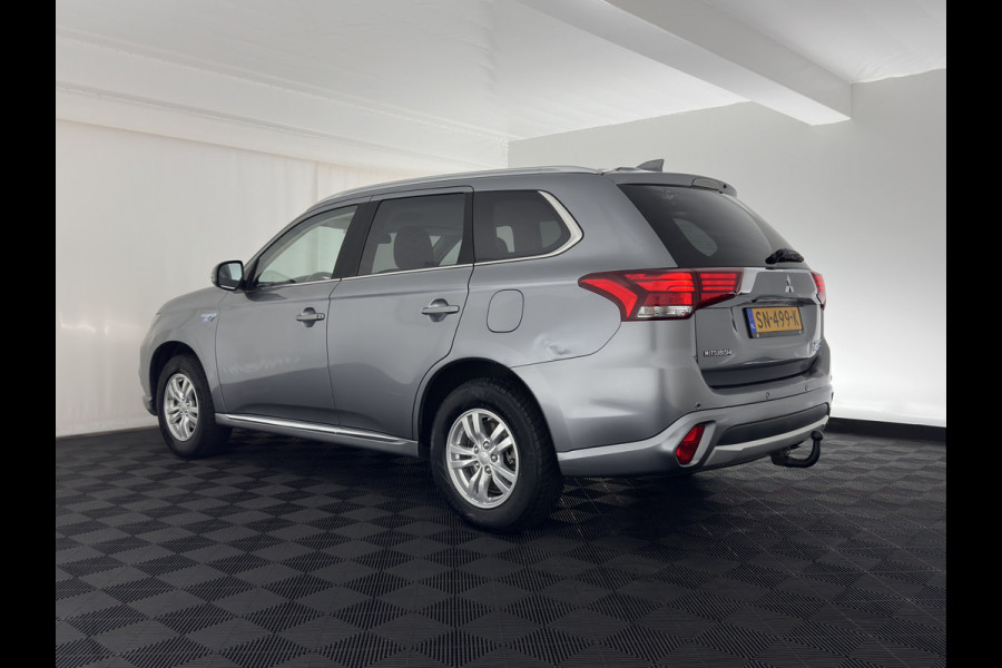 Mitsubishi Outlander 2.0 PHEV (Plug-In) Pure (INCL-BTW) Aut. *LEATHER-MICROFIBRE | COMFORTSEATS | CARPLAY | CAMERA | DAB+ | KEYLESS | PRIVACY-GLASS | SHIFT-PADDLES | TOWBAR | 16''ALU*
