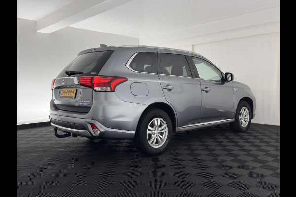 Mitsubishi Outlander 2.0 PHEV (Plug-In) Pure (INCL-BTW) Aut. *LEATHER-MICROFIBRE | COMFORTSEATS | CARPLAY | CAMERA | DAB+ | KEYLESS | PRIVACY-GLASS | SHIFT-PADDLES | TOWBAR | 16''ALU*