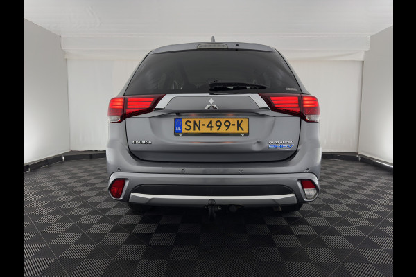 Mitsubishi Outlander 2.0 PHEV (Plug-In) Pure (INCL-BTW) Aut. *LEATHER-MICROFIBRE | COMFORTSEATS | CARPLAY | CAMERA | DAB+ | KEYLESS | PRIVACY-GLASS | SHIFT-PADDLES | TOWBAR | 16''ALU*