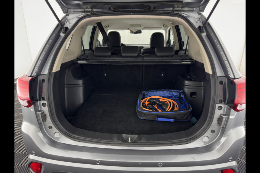Mitsubishi Outlander 2.0 PHEV (Plug-In) Pure (INCL-BTW) Aut. *LEATHER-MICROFIBRE | COMFORTSEATS | CARPLAY | CAMERA | DAB+ | KEYLESS | PRIVACY-GLASS | SHIFT-PADDLES | TOWBAR | 16''ALU*