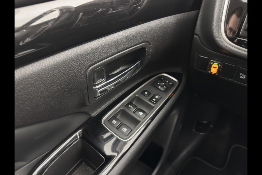 Mitsubishi Outlander 2.0 PHEV (Plug-In) Pure (INCL-BTW) Aut. *LEATHER-MICROFIBRE | COMFORTSEATS | CARPLAY | CAMERA | DAB+ | KEYLESS | PRIVACY-GLASS | SHIFT-PADDLES | TOWBAR | 16''ALU*
