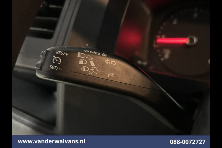 Volkswagen Transporter 2.0 TDI 150pk L2H1 Euro6 Airco | Camera | Leder | Cruisecontrol | 2500kg Trekhaak Parkeersensoren