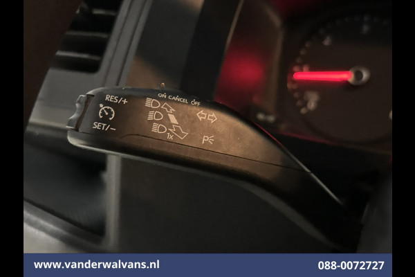 Volkswagen Transporter 2.0 TDI 150pk L2H1 Euro6 Airco | Camera | Leder | Cruisecontrol | 2500kg Trekhaak Parkeersensoren