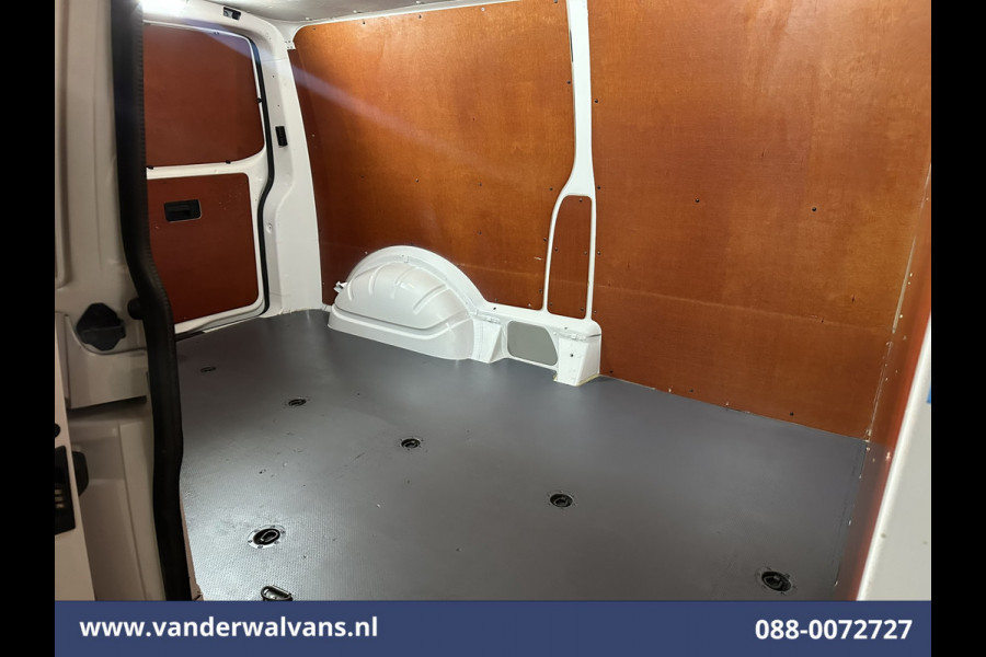 Volkswagen Transporter 2.0 TDI 150pk L2H1 Euro6 Airco | Camera | Leder | Cruisecontrol | 2500kg Trekhaak Parkeersensoren