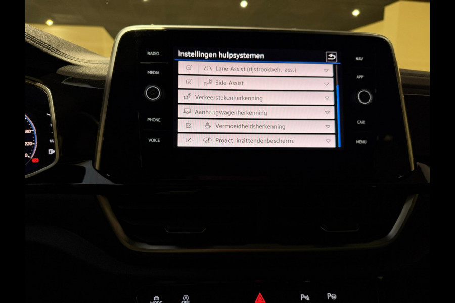 Volkswagen T-Roc 1.5 TSI R-Line Pano|IQ|Keyless|Virtual|Camera|ACC|Carplay|Stoel&Stuurverwarming|Parkassistent