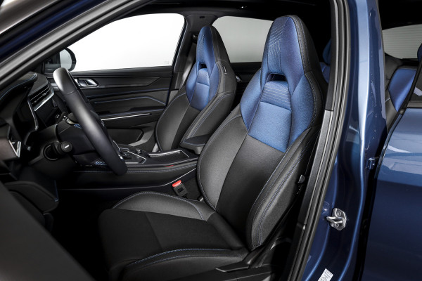 Lynk & Co 01 1.5 PHEV 261PK MY23 | Black Pakket | Donkere hemel | 360 Camera | 7.4 kWh boordlader | S/K-panodak | Adapt. Cruise | Memory | Elek. klep | LM 20" | 8516