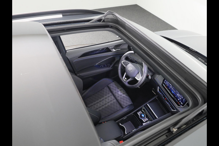 Volkswagen Tiguan 1.5 eHybrid R-Line Edition 204PK | Panoramadak | Black Style pakket | 20 Inch | Stoelverwarming | Navigatie