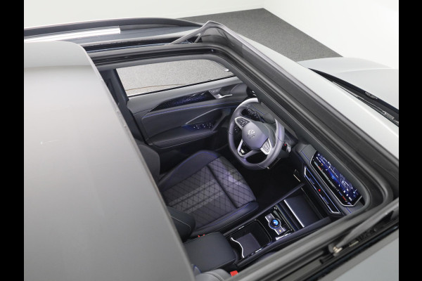 Volkswagen Tiguan 1.5 eHybrid R-Line Edition 204PK | Panoramadak | Black Style pakket | 20 Inch | Stoelverwarming | Navigatie