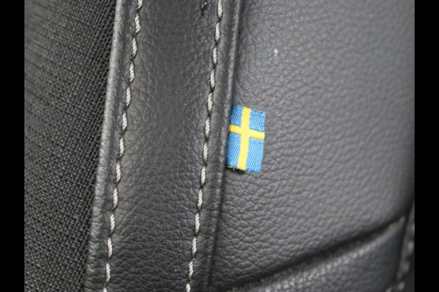 Volvo XC40 2.0 T4 Momentum | Trekhaak | 360 Camera | Adaptive cruise | Navigatie | 19'' | Half leder | Climate control | Bluetooth