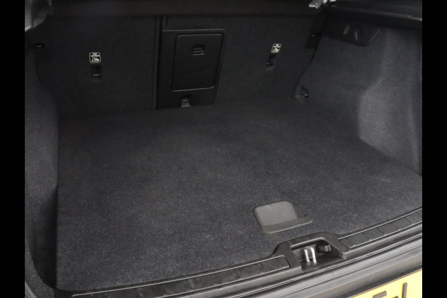 Volvo XC40 2.0 T4 Momentum | Trekhaak | 360 Camera | Adaptive cruise | Navigatie | 19'' | Half leder | Climate control | Bluetooth