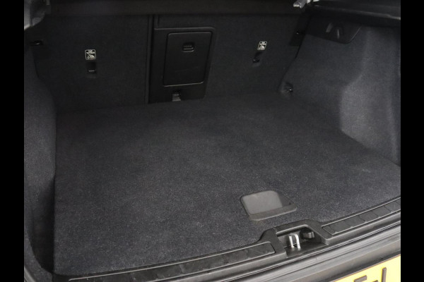 Volvo XC40 2.0 T4 Momentum | Trekhaak | 360 Camera | Adaptive cruise | Navigatie | 19'' | Half leder | Climate control | Bluetooth