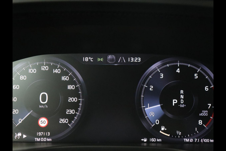 Volvo XC40 2.0 T4 Momentum | Trekhaak | 360 Camera | Adaptive cruise | Navigatie | 19'' | Half leder | Climate control | Bluetooth