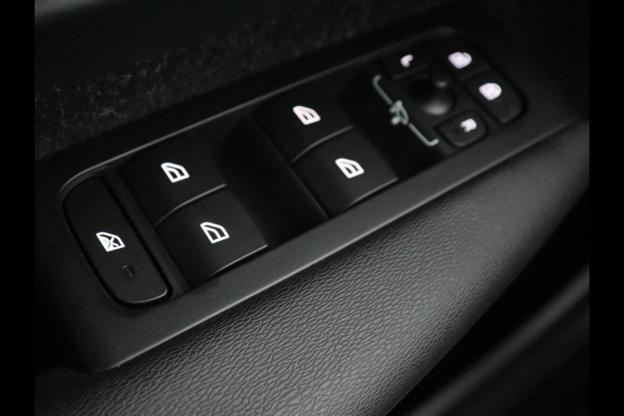 Volvo XC40 2.0 T4 Momentum | Trekhaak | 360 Camera | Adaptive cruise | Navigatie | 19'' | Half leder | Climate control | Bluetooth