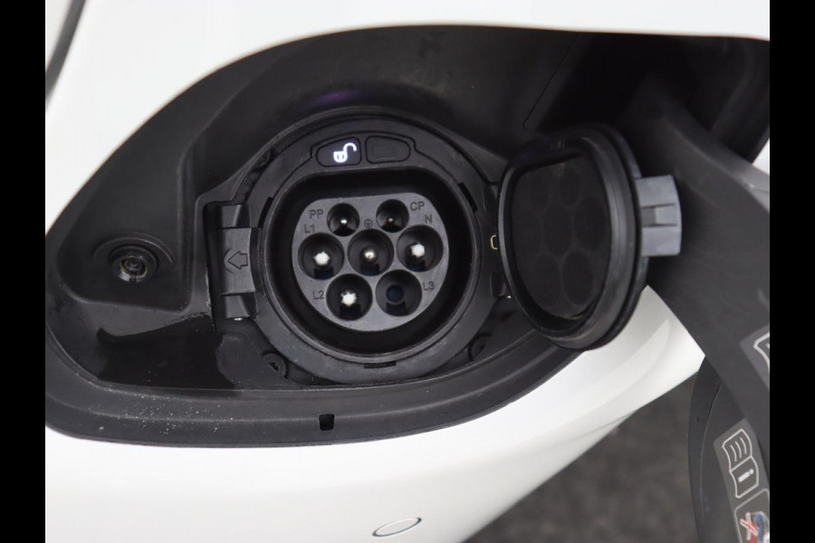 Mercedes-Benz C-Klasse 300e AMG Night | Stoelverwarming | Carplay | Leder/Alcantara | Camera | Navigatie | Park Assist | Full LED | PHEV | Plug In