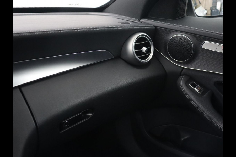 Mercedes-Benz C-Klasse 300e AMG Night | Stoelverwarming | Carplay | Leder/Alcantara | Camera | Navigatie | Park Assist | Full LED | PHEV | Plug In
