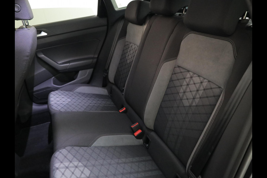 Volkswagen Taigo 1.0 TSI R-Line Edition 116 pk Automaat (DSG) | Verlengde garantie | Navigatie | Parkeersensoren | Achteruitrijcamera | Adaptieve cruise control | Black Style pakket | R-Line |