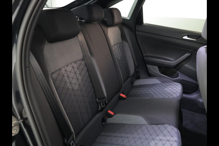 Volkswagen Taigo 1.0 TSI R-Line Edition 116 pk Automaat (DSG) | Verlengde garantie | Navigatie | Parkeersensoren | Achteruitrijcamera | Adaptieve cruise control | Black Style pakket | R-Line |