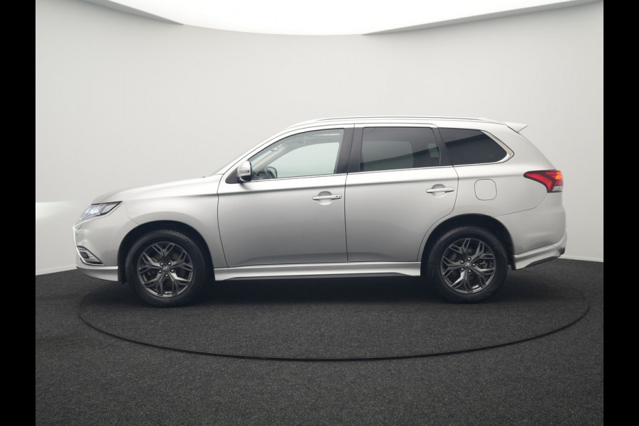 Mitsubishi Outlander 2.4 Intense+ Plug In Hybrid 225pk Dealer O.H. PHEV | Trekhaak Afneembaar | Schuif-/Kanteldak | Camera | Sportstoelen & Stuur Verwarmd | LED Koplampen | Keyless | Apple Carplay | Blis | DAB |