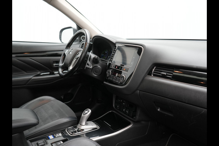 Mitsubishi Outlander 2.4 Intense+ Plug In Hybrid 225pk Dealer O.H. PHEV | Trekhaak Afneembaar | Schuif-/Kanteldak | Camera | Sportstoelen & Stuur Verwarmd | LED Koplampen | Keyless | Apple Carplay | Blis | DAB |