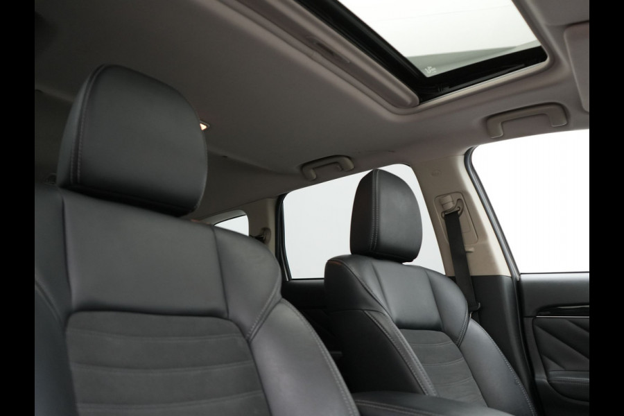 Mitsubishi Outlander 2.4 Intense+ Plug In Hybrid 225pk Dealer O.H. PHEV | Trekhaak Afneembaar | Schuif-/Kanteldak | Camera | Sportstoelen & Stuur Verwarmd | LED Koplampen | Keyless | Apple Carplay | Blis | DAB |