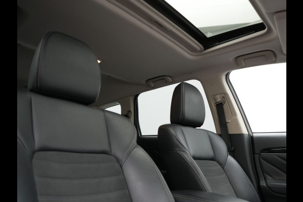 Mitsubishi Outlander 2.4 Intense+ Plug In Hybrid 225pk Dealer O.H. PHEV | Trekhaak Afneembaar | Schuif-/Kanteldak | Camera | Sportstoelen & Stuur Verwarmd | LED Koplampen | Keyless | Apple Carplay | Blis | DAB |