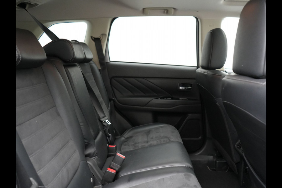 Mitsubishi Outlander 2.4 Intense+ Plug In Hybrid 225pk Dealer O.H. PHEV | Trekhaak Afneembaar | Schuif-/Kanteldak | Camera | Sportstoelen & Stuur Verwarmd | LED Koplampen | Keyless | Apple Carplay | Blis | DAB |