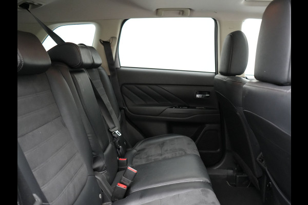 Mitsubishi Outlander 2.4 Intense+ Plug In Hybrid 225pk Dealer O.H. PHEV | Trekhaak Afneembaar | Schuif-/Kanteldak | Camera | Sportstoelen & Stuur Verwarmd | LED Koplampen | Keyless | Apple Carplay | Blis | DAB |