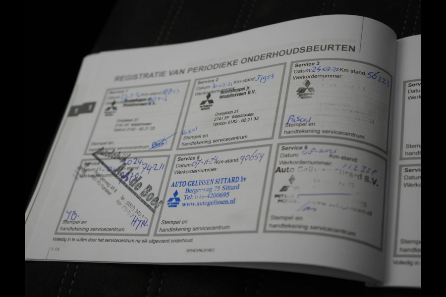 Mitsubishi Outlander 2.4 Intense+ Plug In Hybrid 225pk Dealer O.H. PHEV | Trekhaak Afneembaar | Schuif-/Kanteldak | Camera | Sportstoelen & Stuur Verwarmd | LED Koplampen | Keyless | Apple Carplay | Blis | DAB |