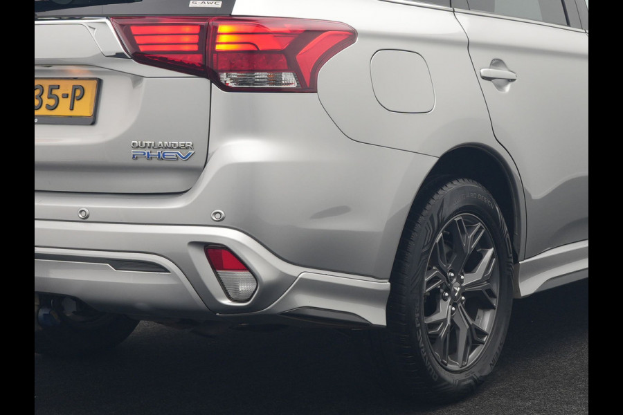Mitsubishi Outlander 2.4 Intense+ Plug In Hybrid 225pk Dealer O.H. PHEV | Trekhaak Afneembaar | Schuif-/Kanteldak | Camera | Sportstoelen & Stuur Verwarmd | LED Koplampen | Keyless | Apple Carplay | Blis | DAB |