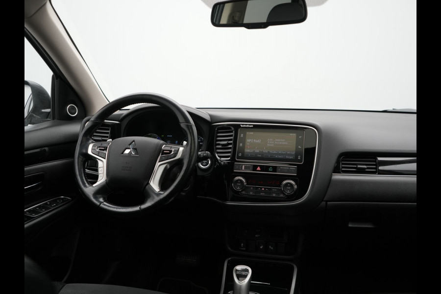 Mitsubishi Outlander 2.4 Intense+ Plug In Hybrid 225pk Dealer O.H. PHEV | Trekhaak Afneembaar | Schuif-/Kanteldak | Camera | Sportstoelen & Stuur Verwarmd | LED Koplampen | Keyless | Apple Carplay | Blis | DAB |