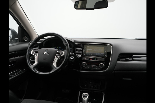 Mitsubishi Outlander 2.4 Intense+ Plug In Hybrid 225pk Dealer O.H. PHEV | Trekhaak Afneembaar | Schuif-/Kanteldak | Camera | Sportstoelen & Stuur Verwarmd | LED Koplampen | Keyless | Apple Carplay | Blis | DAB |